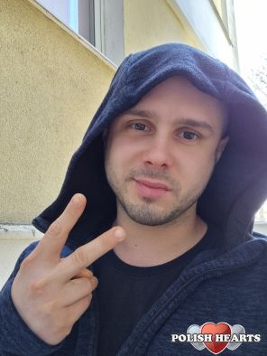 Jest nas dwóch jeden uprzejmy i ułożony
Drugi nieprzystosowany, nieco wykolejony Jest nas dwóch jeden uprzejmy i ułożony
Drugi nieprzystosowany, nieco wykolejony