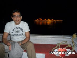 i am 5/8.. medium built.. British Indian.. i am 34.. single and got my own fashion business.. i lov travelling.. going out.. sports gym driving