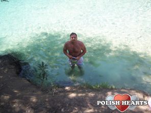 i am American andi live in Peterborough...i love to go camping, and walking.....enjoy pubs, and good resturants. i am looking for  someone to make me smile and have good times with, 