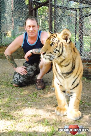 me saying hi to cats in chiang mai !!!