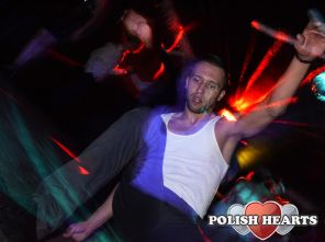 Zatańczysz ze mną jeszcze raz,
Ostatni raz,
Nim skończy się ten bal,
Nadziei iskra błyśnie w nas
I zgaśnie w nas
Jak niepotrzebna łza
Zatańczysz ze mną jeszcze raz,
Ostatni raz,
Nim skończy się ten bal,
Nadziei iskra błyśnie w nas
I zgaśnie w na