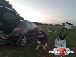 Przygotowania do nocnych obserwacji Jowisza i Saturna. Maniak astronomii w swoim żywiole!