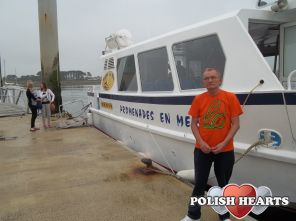 wycieczkowiec na wysepkę gdzie jest wybudowano wyyysoką latarnię morską, 499 schod&oacute;w wewnątrz.