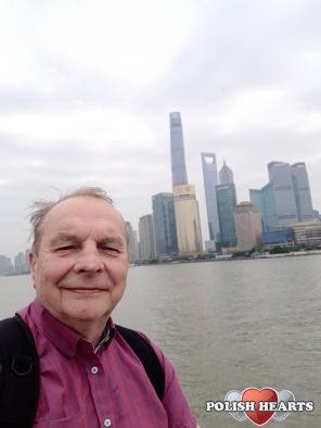 Chinskie wiezowce czesto maja olbrzymie okna dla przelatujacych smokow !